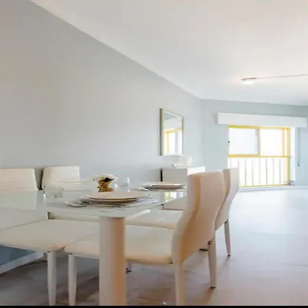 Cozy And Sunny Coastal Escape With Stunning Views *