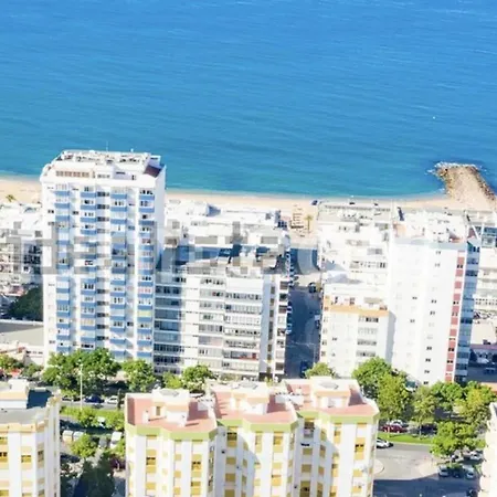 Cozy And Sunny Coastal Escape With Stunning Views *