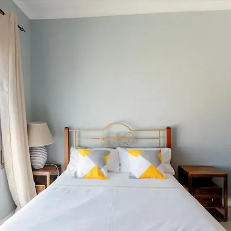 Cozy And Sunny Coastal Escape With Stunning Views